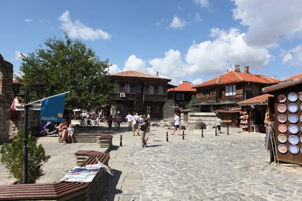 NESEBAR, BULGARIA - 29 de agosto: La gente visita el casco antiguo el 29 de agosto de 2014 en Nesebar, Bulgaria. Nesebar en 1956 fue declarada ciudad museo, reserva arqueológica y arquitectónica por la UNESCO . — Foto de Stock