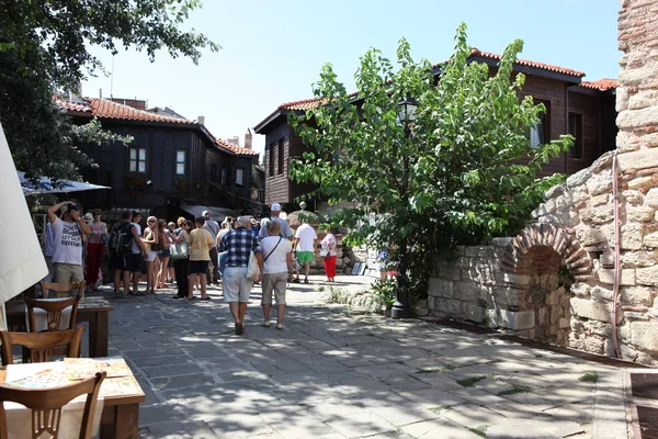 NESEBAR, BULGARIA - 29 de agosto: La gente visita el casco antiguo el 29 de agosto de 2014 en Nesebar, Bulgaria. Nesebar en 1956 fue declarada ciudad museo, reserva arqueológica y arquitectónica por la UNESCO . —  Fotos de Stock