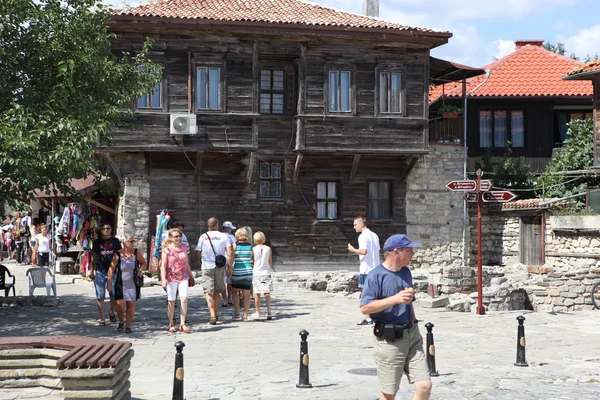 NESEBAR, BULGARIA - 29 de agosto: La gente visita el casco antiguo el 29 de agosto de 2014 en Nesebar, Bulgaria. Nesebar en 1956 fue declarada ciudad museo, reserva arqueológica y arquitectónica por la UNESCO . — Foto de Stock