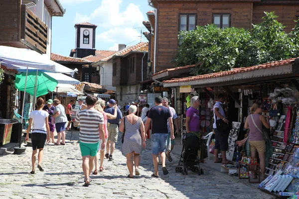 NESEBAR, BULGARIA - 29 de agosto: La gente visita el casco antiguo el 29 de agosto de 2014 en Nesebar, Bulgaria. Nesebar en 1956 fue declarada ciudad museo, reserva arqueológica y arquitectónica por la UNESCO . — Foto de Stock