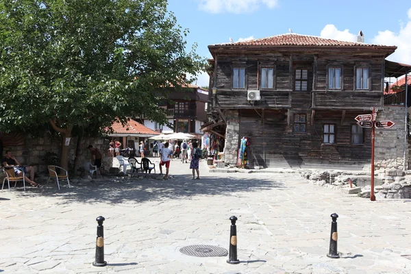 NESEBAR, BULGARIA - 29 de agosto: La gente visita el casco antiguo el 29 de agosto de 2014 en Nesebar, Bulgaria. Nesebar en 1956 fue declarada ciudad museo, reserva arqueológica y arquitectónica por la UNESCO . —  Fotos de Stock