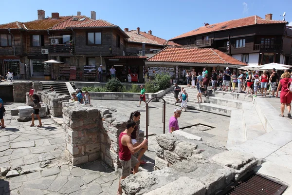 NESEBAR, BULGARIA - 29 de agosto: La gente visita el casco antiguo el 29 de agosto de 2014 en Nesebar, Bulgaria. Nesebar en 1956 fue declarada ciudad museo, reserva arqueológica y arquitectónica por la UNESCO . —  Fotos de Stock