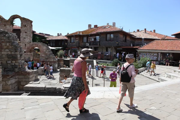 NESEBAR, BULGARIA - AUGUST 29: People visit Old Town on August 29, 2014 in Nesebar, Bulgaria. Nesebar in 1956 was declared as museum city, archaeological and architectural reservation by UNESCO. — Stock Photo, Image