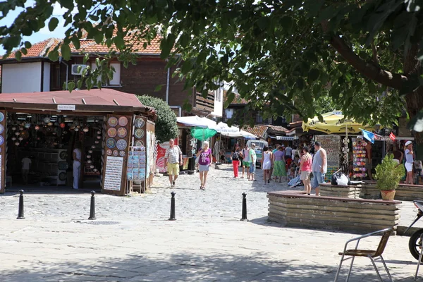 Nesebar, Bulgarien - augusti 29: människor besöker gamla stan på augusti 29, 2014 i nesebar, Bulgarien. Nesebar 1956 förklarades som museum stad, arkeologiska och arkitektoniska bokning av unesco. — Stockfoto