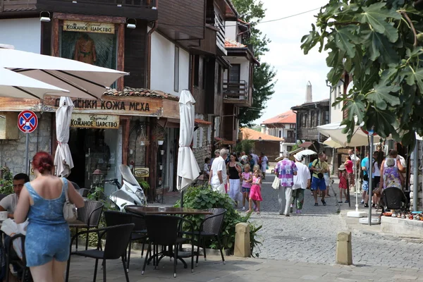 NESEBAR, BULGARIA - AUGUST 29: Folk besøker Gamlebyen 29. august 2014 i Nesebar, Bulgaria. Nesebar ble i 1956 erklært som museumsby, arkeologisk og arkitektonisk reservat av UNESCO. . – stockfoto