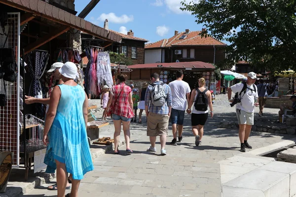 NESEBAR, BULGARIA - 29 de agosto: La gente visita el casco antiguo el 29 de agosto de 2014 en Nesebar, Bulgaria. Nesebar en 1956 fue declarada ciudad museo, reserva arqueológica y arquitectónica por la UNESCO . — Foto de Stock