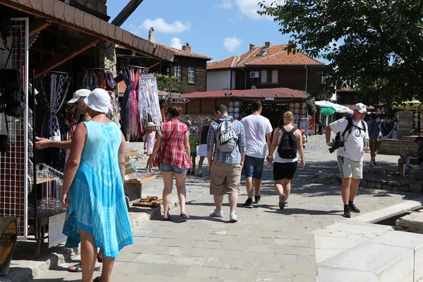 Nesebar, Bulgarien - augusti 29: människor besöker gamla stan på augusti 29, 2014 i nesebar, Bulgarien. Nesebar 1956 förklarades som museum stad, arkeologiska och arkitektoniska bokning av unesco. — Stockfoto