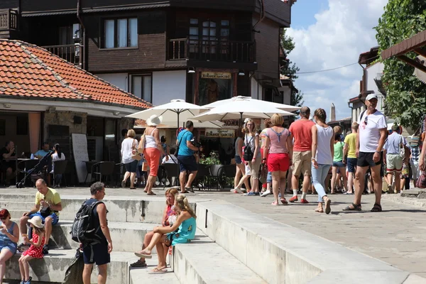 NESEBAR, BULGARIA - 29 de agosto: La gente visita el casco antiguo el 29 de agosto de 2014 en Nesebar, Bulgaria. Nesebar en 1956 fue declarada ciudad museo, reserva arqueológica y arquitectónica por la UNESCO . —  Fotos de Stock