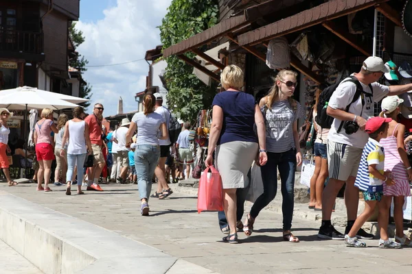 NESEBAR, BULGARIE - 29 AOÛT : Les gens visitent la vieille ville le 29 août 2014 à Nesebar, Bulgarie. Nesebar en 1956 a été déclarée ville-musée, réserve archéologique et architecturale par l'UNESCO . — Photo