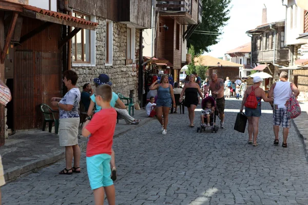 NESEBAR, BULGARIA - 29 de agosto: La gente visita el casco antiguo el 29 de agosto de 2014 en Nesebar, Bulgaria. Nesebar en 1956 fue declarada ciudad museo, reserva arqueológica y arquitectónica por la UNESCO . — Foto de Stock