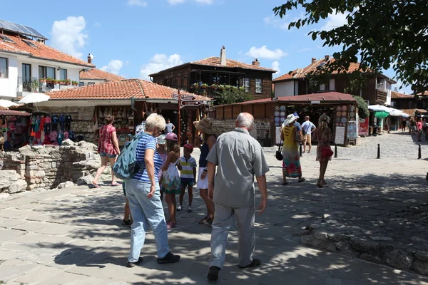 NESEBAR, BULGARIA - 29 AGOSTO: La gente visita Città Vecchia il 29 agosto 2014 a Nesebar, Bulgaria. Nesebar nel 1956 è stata dichiarata città museo, riserva archeologica e architettonica dall'UNESCO . — Foto Stock