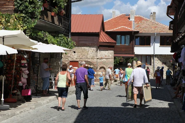 Nesebar, Bulgarien - augusti 29: människor besöker gamla stan på augusti 29, 2014 i nesebar, Bulgarien. Nesebar 1956 förklarades som museum stad, arkeologiska och arkitektoniska bokning av unesco. — Stockfoto