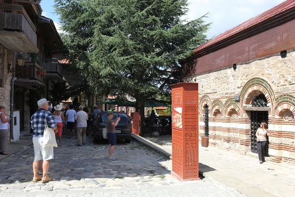 NESEBAR, BULGARIA - 29 de agosto: La gente visita el casco antiguo el 29 de agosto de 2014 en Nesebar, Bulgaria. Nesebar en 1956 fue declarada ciudad museo, reserva arqueológica y arquitectónica por la UNESCO . — Foto de Stock