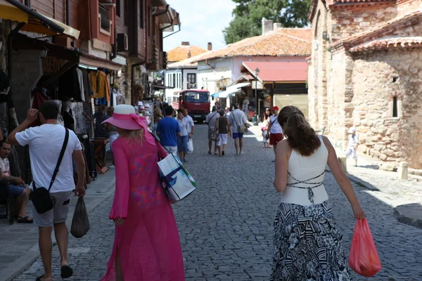 Nesebar, Bulgarien - augusti 29: människor besöker gamla stan på augusti 29, 2014 i nesebar, Bulgarien. Nesebar 1956 förklarades som museum stad, arkeologiska och arkitektoniska bokning av unesco. — Stockfoto