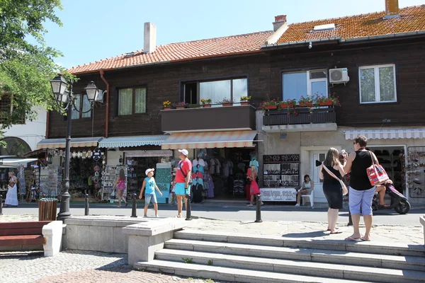 Nesebar, Bulgarien - augusti 29: människor besöker gamla stan på augusti 29, 2014 i nesebar, Bulgarien. Nesebar 1956 förklarades som museum stad, arkeologiska och arkitektoniska bokning av unesco. — Stockfoto