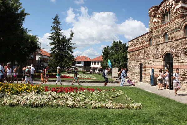 Nesebar, bulgaria - 29. August: am 29. August 2014 besuchen die Menschen die Altstadt in nesebar, Bulgarien. Nessebar wurde 1956 von der Unesco zur Museumsstadt, zum archäologischen und architektonischen Reservat erklärt. — Stockfoto