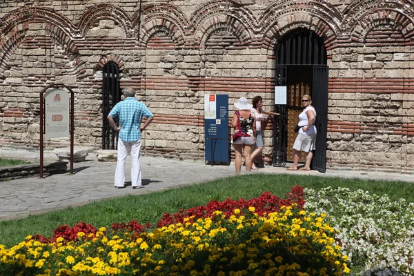 Nesebar, Bulgarien - augusti 29: människor besöker gamla stan på augusti 29, 2014 i nesebar, Bulgarien. Nesebar 1956 förklarades som museum stad, arkeologiska och arkitektoniska bokning av unesco. — Stockfoto