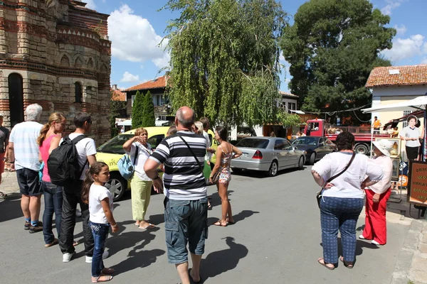 Nesebar, Bulgarije - augustus 29: mensen oude stad bezoeken op augustus 29, 2014 in nesebar, Bulgarije. Nesebar in 1956 werd verklaard als museumstad, archeologische en architectonische reservering door unesco. — Stockfoto