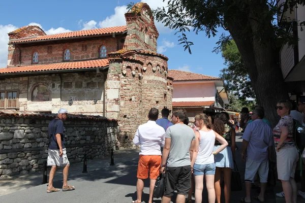 NESEBAR, BULGÁRIA - 29 de agosto: As pessoas visitam a Cidade Velha em 29 de agosto de 2014 em Nesebar, Bulgária. Nesebar em 1956 foi declarado como museu da cidade, arqueológico e reserva arquitetônica pela UNESCO . — Fotografia de Stock