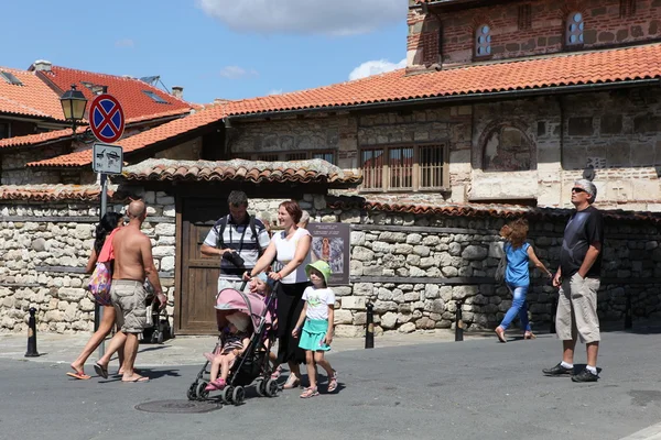 Nesebar, Bulgarije - augustus 29: mensen oude stad bezoeken op augustus 29, 2014 in nesebar, Bulgarije. Nesebar in 1956 werd verklaard als museumstad, archeologische en architectonische reservering door unesco. — Stockfoto