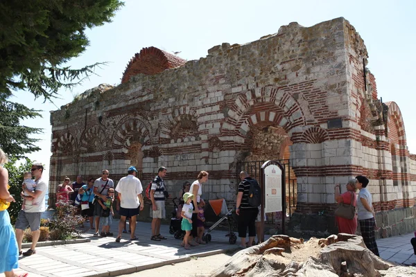 内塞伯尔，保加利亚-8 月 29： 人们访问旧城 8 月 29 日，在保加利亚内塞伯尔 2014 年。内的塞伯尔在 1956 年被宣布为市博物馆、 考古及建筑保留由教科文组织. — 图库照片
