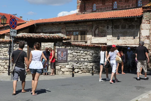 NESEBAR, BULGARIA - AUGUST 29: People visit Old Town on August 29, 2014 in Nesebar, Bulgaria. Nesebar in 1956 was declared as museum city, archaeological and architectural reservation by UNESCO. — Stock Photo, Image