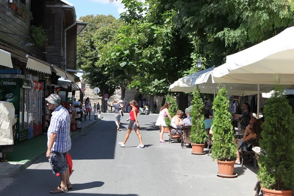 NESEBAR, BULGARIA - 29 de agosto: La gente visita el casco antiguo el 29 de agosto de 2014 en Nesebar, Bulgaria. Nesebar en 1956 fue declarada ciudad museo, reserva arqueológica y arquitectónica por la UNESCO . — Foto de Stock