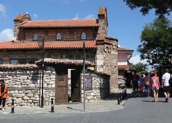Nesebar, Bułgaria - 29 sierpnia: ludzie odwiedzić starego miasta na 29 sierpnia, 2014 w Nesebyrze, Bułgaria. Nesebar w 1956 został zadeklarowany jako muzeum miasta, archeologiczne i architektoniczne rezerwacji przez unesco. — Zdjęcie stockowe