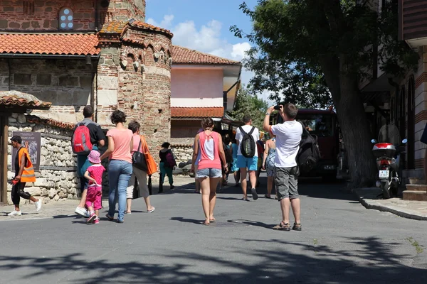 NESEBAR, BULGÁRIA - 29 de agosto: As pessoas visitam a Cidade Velha em 29 de agosto de 2014 em Nesebar, Bulgária. Nesebar em 1956 foi declarado como museu da cidade, arqueológico e reserva arquitetônica pela UNESCO . — Fotografia de Stock