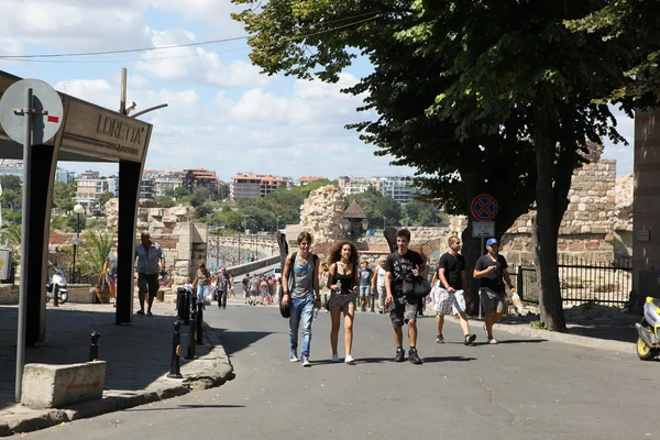 NESEBAR, BULGARIA - 29 AGOSTO: La gente visita Città Vecchia il 29 agosto 2014 a Nesebar, Bulgaria. Nesebar nel 1956 è stata dichiarata città museo, riserva archeologica e architettonica dall'UNESCO . — Foto Stock