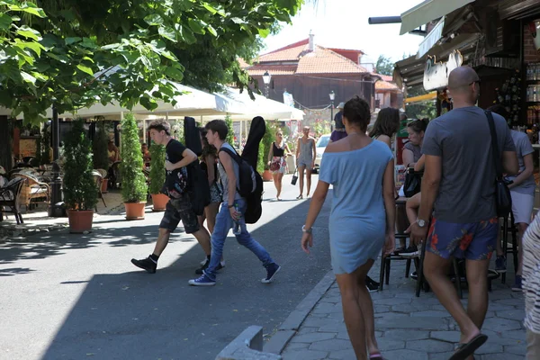 NESEBAR, BULGARIA - 29 de agosto: La gente visita el casco antiguo el 29 de agosto de 2014 en Nesebar, Bulgaria. Nesebar en 1956 fue declarada ciudad museo, reserva arqueológica y arquitectónica por la UNESCO . — Foto de Stock