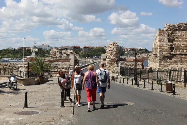 NESEBAR, BULGARIA - 29 AGOSTO: La gente visita Città Vecchia il 29 agosto 2014 a Nesebar, Bulgaria. Nesebar nel 1956 è stata dichiarata città museo, riserva archeologica e architettonica dall'UNESCO . — Foto Stock