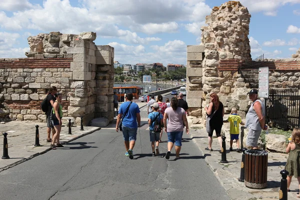 Nesebar, Bulgarien - augusti 29: människor besöker gamla stan på augusti 29, 2014 i nesebar, Bulgarien. Nesebar 1956 förklarades som museum stad, arkeologiska och arkitektoniska bokning av unesco. — Stockfoto