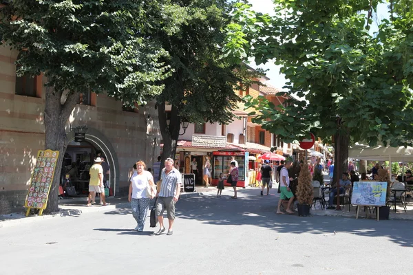 NESEBAR, BULGARIA - 29 de agosto: La gente visita el casco antiguo el 29 de agosto de 2014 en Nesebar, Bulgaria. Nesebar en 1956 fue declarada ciudad museo, reserva arqueológica y arquitectónica por la UNESCO . — Foto de Stock