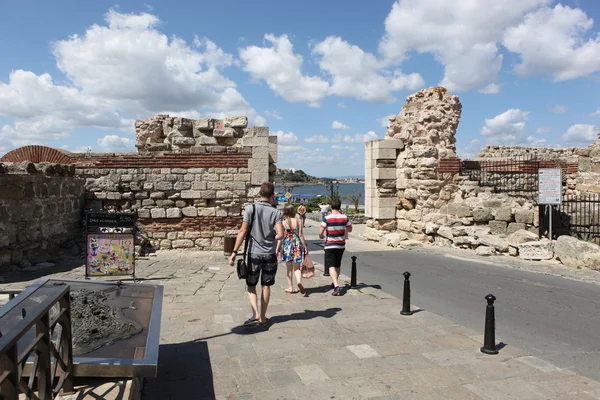 Nesebar, Bulgarije - augustus 29: mensen oude stad bezoeken op augustus 29, 2014 in nesebar, Bulgarije. Nesebar in 1956 werd verklaard als museumstad, archeologische en architectonische reservering door unesco. — Stockfoto