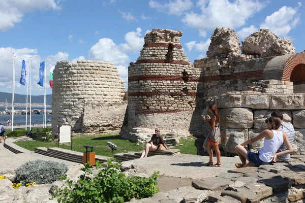 NESEBAR, BULGARIA - AUGUST 29: People visit Old Town on August 29, 2014 in Nesebar, Bulgaria. Nesebar in 1956 was declared as museum city, archaeological and architectural reservation by UNESCO. — Stock Photo, Image