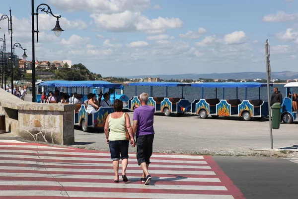 NESEBAR, BULGARIA - 29 de agosto: La gente visita el casco antiguo el 29 de agosto de 2014 en Nesebar, Bulgaria. Nesebar en 1956 fue declarada ciudad museo, reserva arqueológica y arquitectónica por la UNESCO . — Foto de Stock