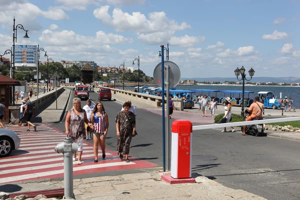 NESEBAR, BULGARIA - 29 de agosto: La gente visita el casco antiguo el 29 de agosto de 2014 en Nesebar, Bulgaria. Nesebar en 1956 fue declarada ciudad museo, reserva arqueológica y arquitectónica por la UNESCO . — Foto de Stock