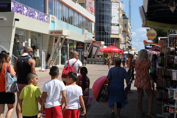 SUNNY BEACH, BULGARIA - AUGUST 29: Folk besøker Sunny Beach 29. august 2014. Sunny Beach er Bulgarias største og mest populære badested. . – stockfoto
