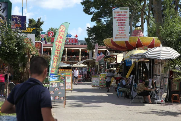 Słoneczny Brzeg, Bułgaria - 29 sierpnia: ludzie odwiedzają słonecznej plaży na 29 sierpnia, 2014. Słoneczny Brzeg to największy i najbardziej popularny nadmorski beach resort w Bułgarii. — Zdjęcie stockowe