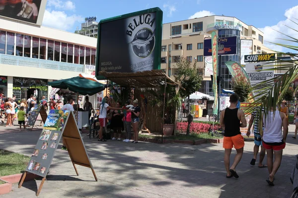 Sunny beach, Bulgarien - augusti 29: människor besöka sunny beach på augusti 29, 2014. Sunny beach är den största och mest populära strand badorten i Bulgarien. — Stockfoto