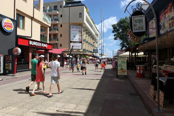 Sunny beach, Bulgarien - augusti 29: människor besöka sunny beach på augusti 29, 2014. Sunny beach är den största och mest populära strand badorten i Bulgarien. — Stockfoto