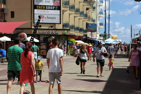SUNNY BEACH, BULGARIE - 29 AOÛT : Les gens visitent Sunny Beach le 29 août 2014. Sunny Beach est la station balnéaire la plus grande et la plus populaire de Bulgarie . — Photo