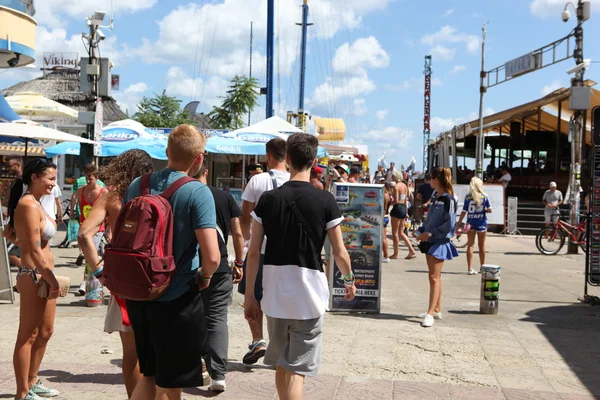 Sunny beach, Bulgarien - augusti 29: människor besöka sunny beach på augusti 29, 2014. Sunny beach är den största och mest populära strand badorten i Bulgarien. — Stockfoto