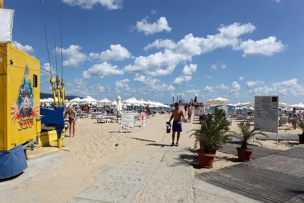 SUNNY BEACH, BULGARIA - AUGUST 29: People visit Sunny Beach on August 29, 2014. Sunny Beach is the largest and most popular seaside beach resort in Bulgaria. — Stock Photo, Image