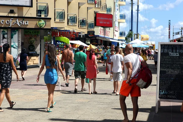 SPIAGGIA DI SUNNY, BULGARIA - 29 AGOSTO: La gente visita Sunny Beach il 29 agosto 2014. Sunny Beach è la più grande e popolare località balneare della Bulgaria . — Foto Stock