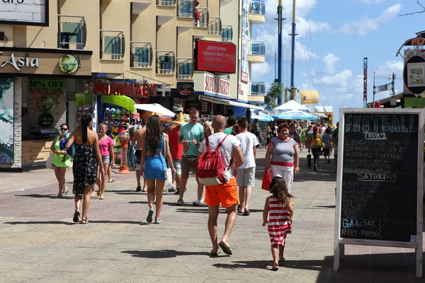 Słoneczny Brzeg, Bułgaria - 29 sierpnia: ludzie odwiedzają słonecznej plaży na 29 sierpnia, 2014. Słoneczny Brzeg to największy i najbardziej popularny nadmorski beach resort w Bułgarii. — Zdjęcie stockowe