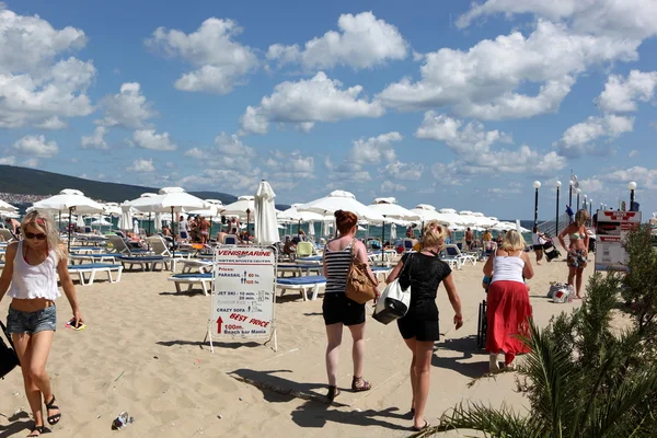 SUNNY BEACH, BULGARIA - AUGUST 29: People visit Sunny Beach on August 29, 2014. Sunny Beach is the largest and most popular seaside beach resort in Bulgaria. — Stock Photo, Image
