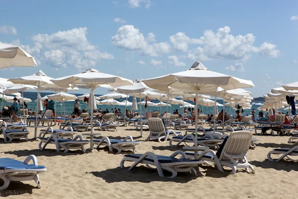 Sunny beach, Bulharsko - srpen 29: lidé navštívit Slunečné pobřeží na Srpen 29, 2014. Slunečné pobřeží je pláž největší a nejoblíbenější přímořské letovisko v Bulharsku. — Stock fotografie