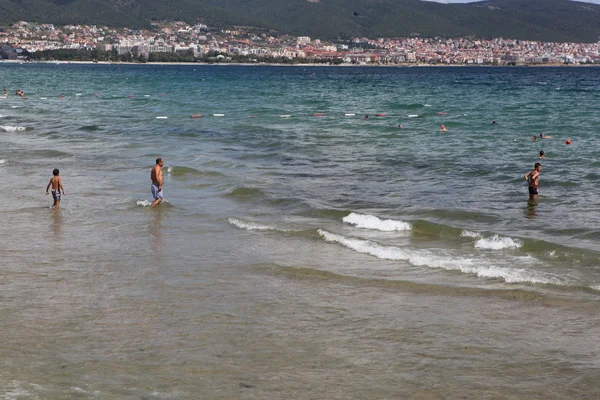 Sunny Beach, BULGARIA - 29 AUGUST: Oamenii vizitează Sunny Beach pe 29 august 2014. Sunny Beach este cea mai mare și mai populară stațiune de plajă de pe litoral din Bulgaria. . — Fotografie, imagine de stoc